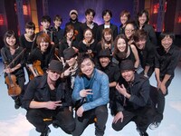 三浦大知（写真最前列中央）