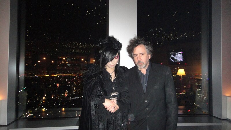 固い握手を交わすASAGIとティム・バートン。