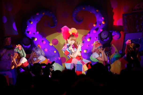 ライブパフォーマンスの様子。