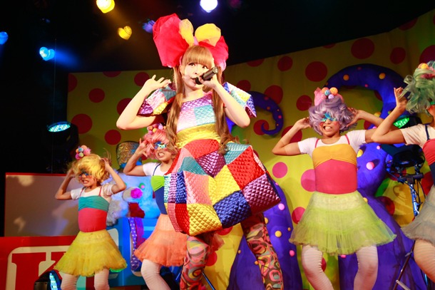 ライブパフォーマンスの様子。