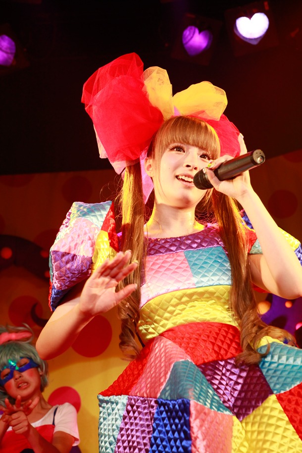 ライブパフォーマンスの様子。