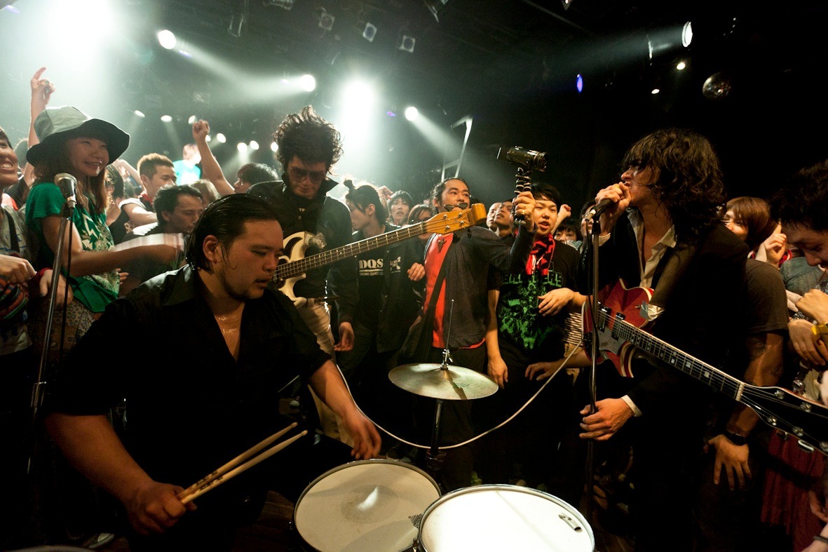 「喧嘩記念日 死のブーメラン編」KING BROTHERSのステージの様子（撮影：yosuke torii）。