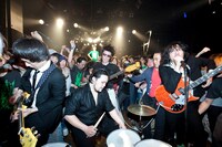 「喧嘩記念日 死のブーメラン編」KING BROTHERSのステージの様子（撮影：yosuke torii）。