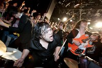 「喧嘩記念日 死のブーメラン編」KING BROTHERSのステージの様子（撮影：yosuke torii）。