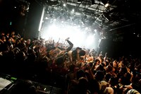 「喧嘩記念日 死のブーメラン編」KING BROTHERSのステージの様子（撮影：yosuke torii）。