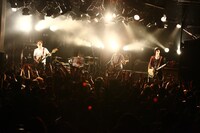 「喧嘩記念日 死のブーメラン編」ストレイテナーのステージの様子（撮影：橋本塁）。