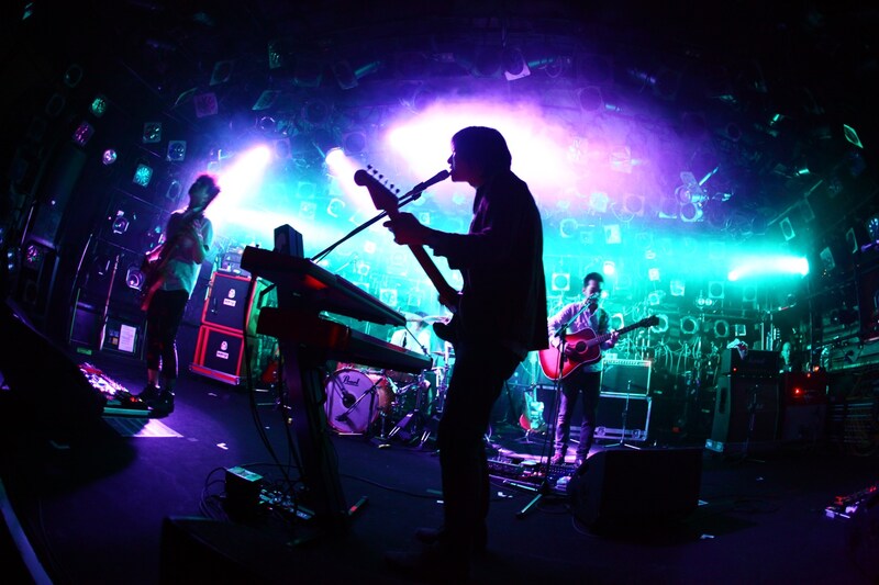 「喧嘩記念日 死のブーメラン編」ストレイテナーのステージの様子（撮影：橋本塁）。