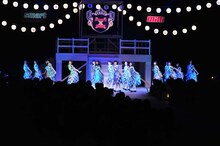 「おいでシャンプー」を披露する乃木坂46。