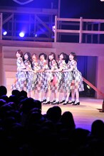 「おいでシャンプー」を披露する乃木坂46。