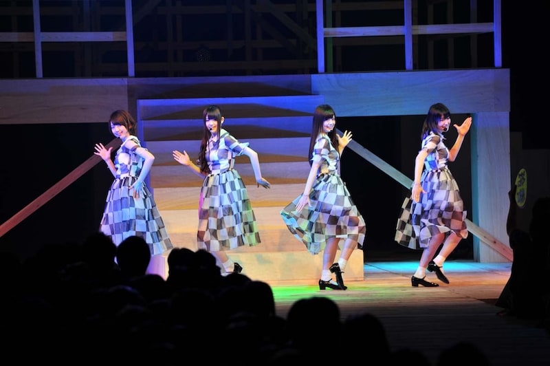 「偶然を言い訳にして」を披露する橋本奈々未、松村沙友理、白石麻衣、高山一実（写真左から）。