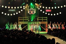 「ぐるぐるカーテン」を披露する乃木坂46。