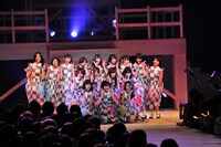 「ぐるぐるカーテン」を披露する乃木坂46。