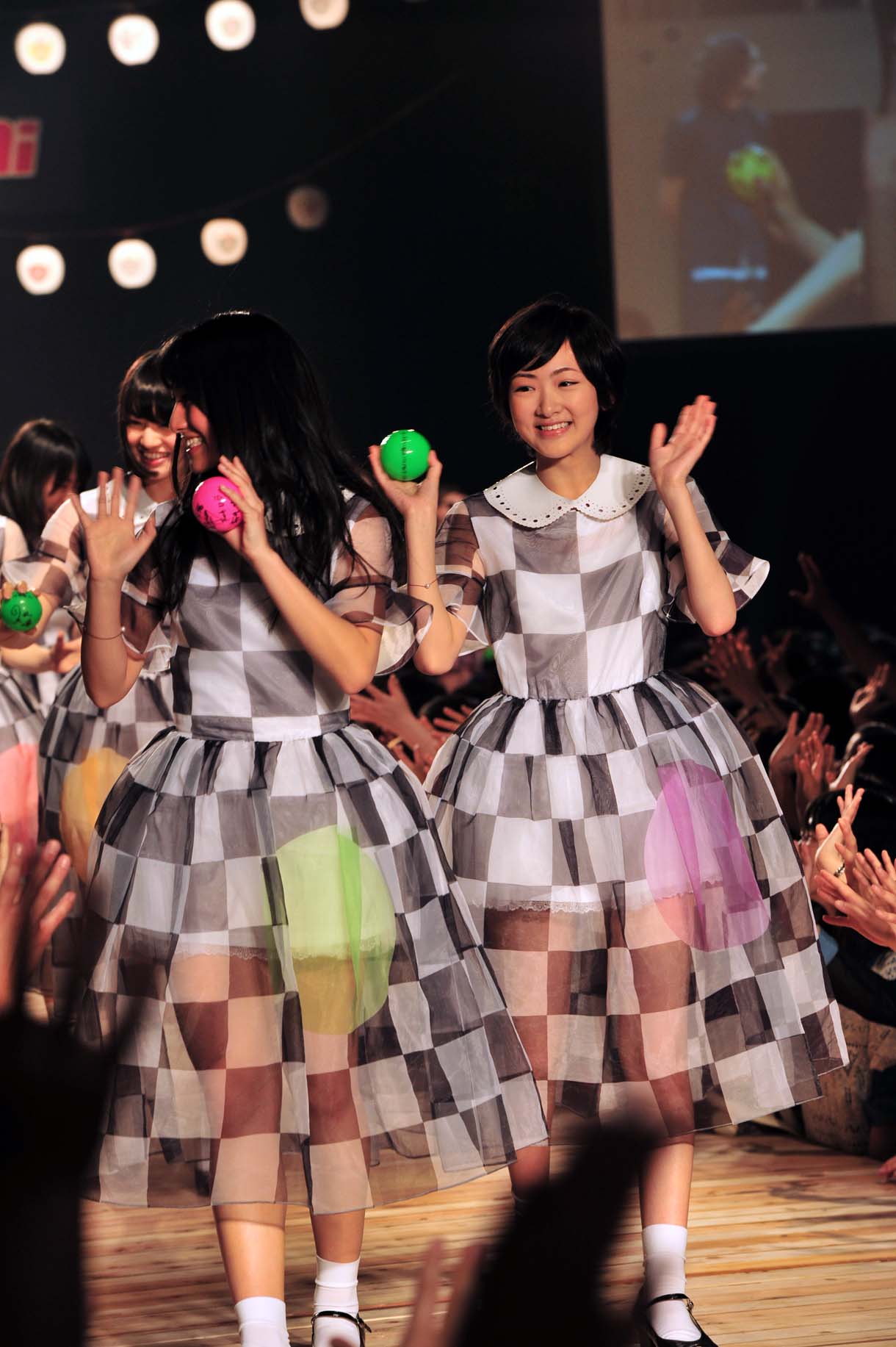 ランウェイを歩く乃木坂46。
