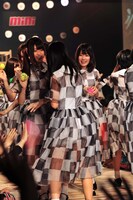 ランウェイを歩く乃木坂46。