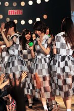 ランウェイを歩く乃木坂46。