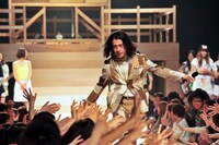 ランウェイを歩く又吉直樹（ピース）。