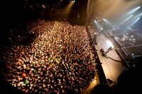 「DON'T FELL THE DISTANCE～8カ所だョ！全員集合 ONE MAN TOUR～」SHIBUYA-AX公演の様子。