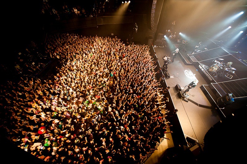 「DON'T FELL THE DISTANCE～8カ所だョ！全員集合 ONE MAN TOUR～」SHIBUYA-AX公演の様子。