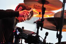 2012年5月26日に行われた東京・国立競技場公演出演時のyukihiro（Dr）。（撮影：今元秀明、緒車寿一、田中和子）