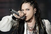 2012年5月26日に行われた東京・国立競技場公演出演時のhyde（Vo）。（撮影：今元秀明、緒車寿一、田中和子）
