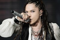 2012年5月26日に行われた東京・国立競技場公演出演時のhyde（Vo）。（撮影：今元秀明、緒車寿一、田中和子）