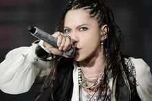 2012年5月26日に行われた東京・国立競技場公演出演時のhyde（Vo）。（撮影：今元秀明、緒車寿一、田中和子）