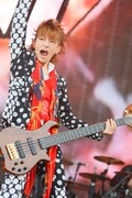 2012年5月26日に行われた東京・国立競技場公演出演時のtetsuya（B）。（撮影：今元秀明、緒車寿一、田中和子）
