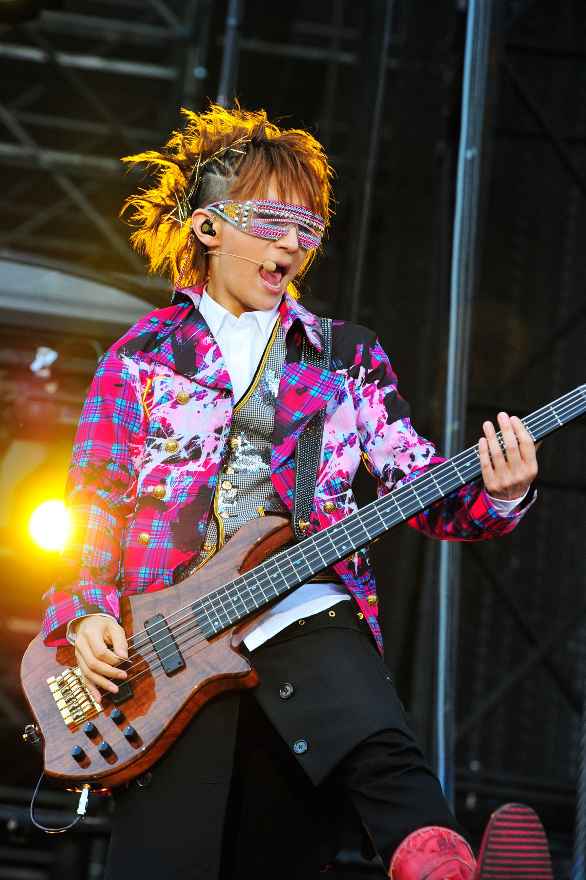 今週の人気の画像10位は「L'Arc-en-Ciel、世界ツアー集大成公演に11万人熱狂」より、tetsuya。