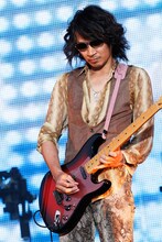 2012年5月26日に行われた東京・国立競技場公演出演時のken（G）。（撮影：今元秀明、緒車寿一、田中和子）