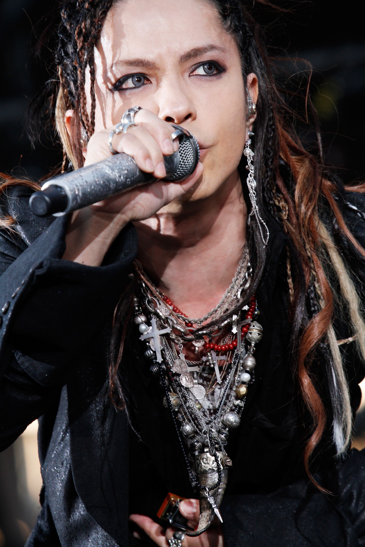 2012年5月27日に行われた東京・国立競技場公演出演時のhyde（Vo）。（撮影：今元秀明、緒車寿一、田中和子）