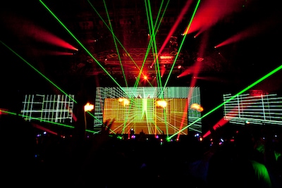 巨大なLEDスクリーンをメインに据え、上部にDJセットを配したステージ。