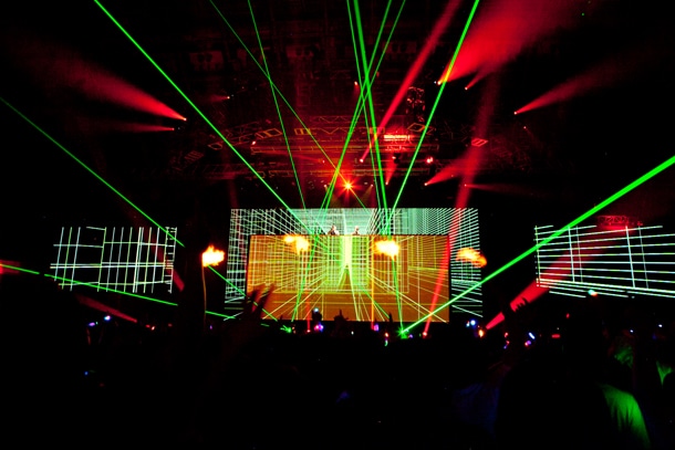 巨大なLEDスクリーンをメインに据え、上部にDJセットを配したステージ。