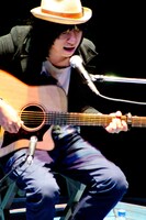 「青山円劇カウンシル#5 ～true～『リリオム』」上演後弾き語りパフォーマンスを行う尾崎世界観。