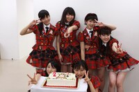 ロゴ入りケーキを前に記念撮影するスマイレージ。