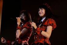 2人だけで「夢見る 15歳」を歌う和田彩花、福田花音（写真左から）。