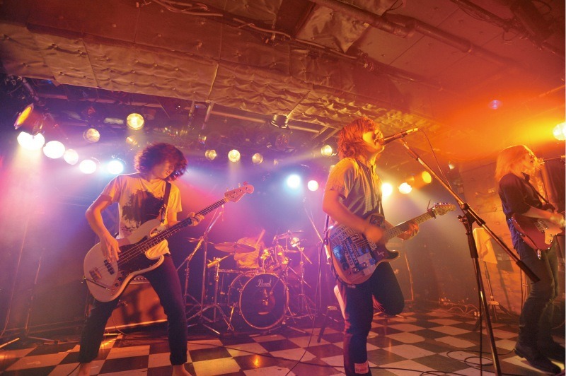新宿LOFTでパフォーマンスを披露するTHE NAMPA BOYS。