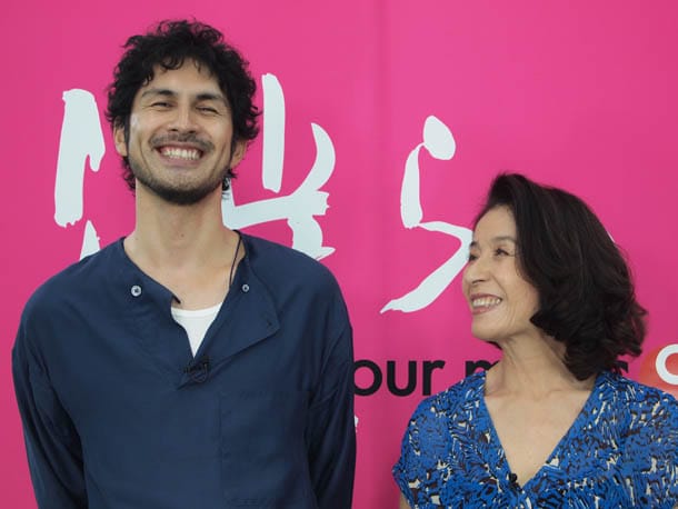 トーク収録後の平井堅（写真左）と倍賞美津子（右）。