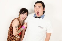 ロバート秋山（右）と鬼束ちひろ（左）。