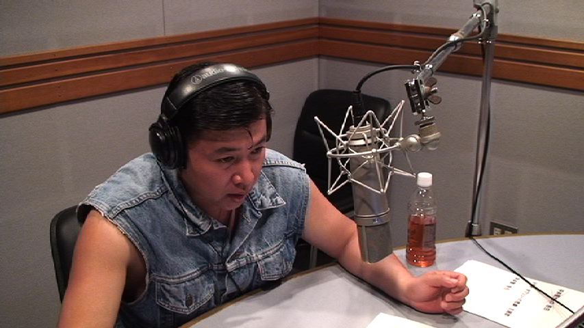 ナレーション収録に初挑戦したスギちゃん。手元には1.5lペットボトルのコーラではなく、500mlペットボトルのお茶が。