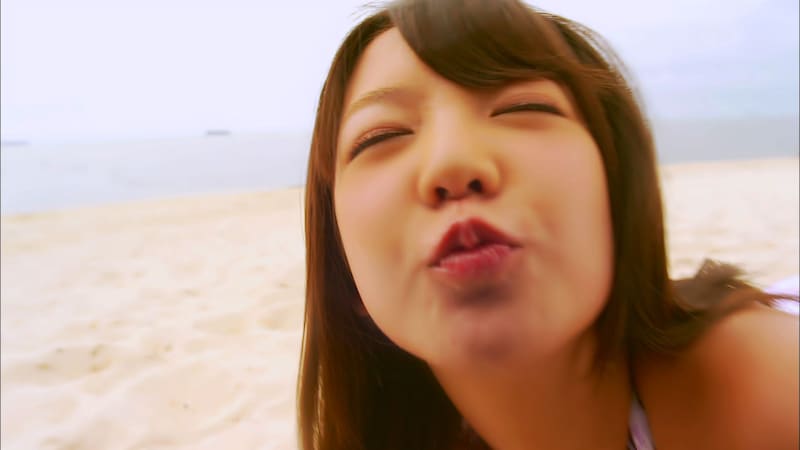 「プリプリ SUMMERキッス」PVより、稼農楓のキス顔。
