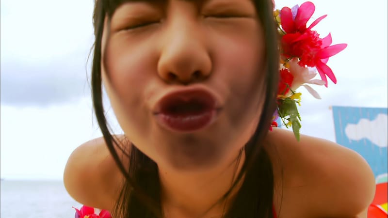 「プリプリ SUMMERキッス」PVより、溝手るかのキス顔。