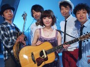 住岡梨奈（写真中央）と、堂島孝平（右端）をはじめとするサポートメンバー。