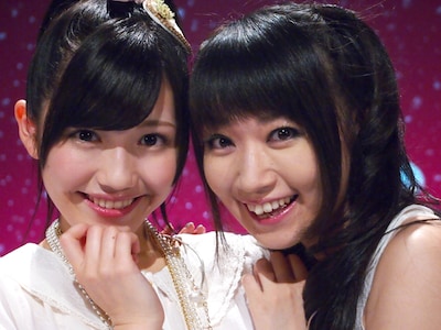 水樹奈々（写真右）×渡辺麻友（左）