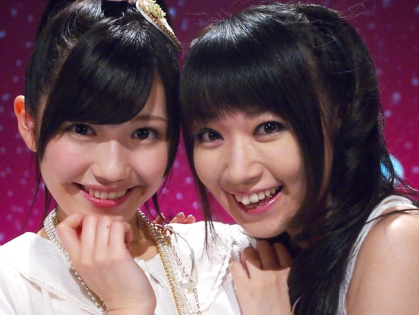 水樹奈々（写真右）×渡辺麻友（左）