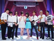 水樹奈々（写真左から4番目）×渡辺麻友（同じく5番目）