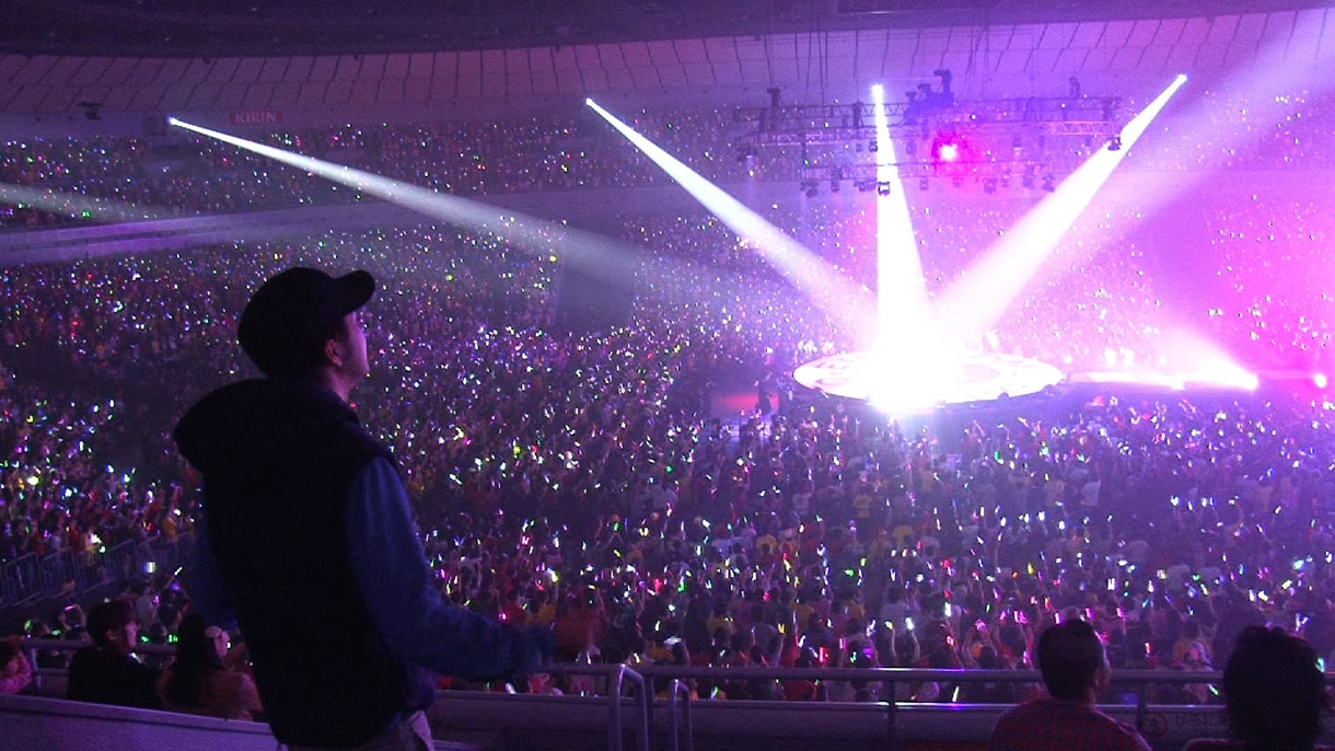 大勢の観客で埋め尽くされたももクロの横浜アリーナ公演。圧巻の光景を呆然と見つめる前山田健一。