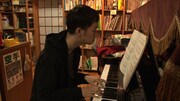 ピアノを爪弾く前山田健一。