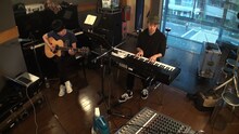 小出祐介（写真左）とのセッションの様子。このセッションから生まれた楽曲は、7月11日に発売されるBase Ball Bearのミニアルバム「初恋」に収録される。