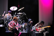 今週の人気の画像7位は「L'Arc-en-Cielホノルル公演記念し『ラルクの日』制定」より、L'Arc-en-Ciel。