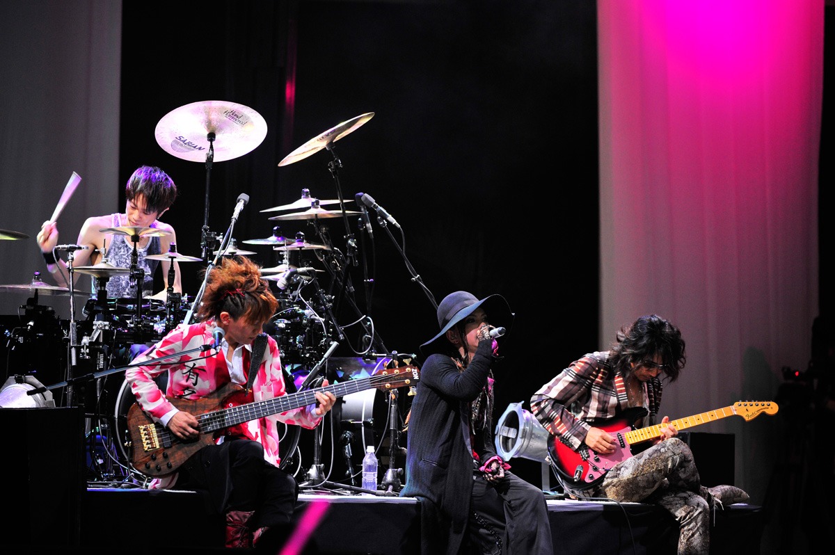今週の人気の画像7位は「L'Arc-en-Cielホノルル公演記念し『ラルクの日』制定」より、L'Arc-en-Ciel。